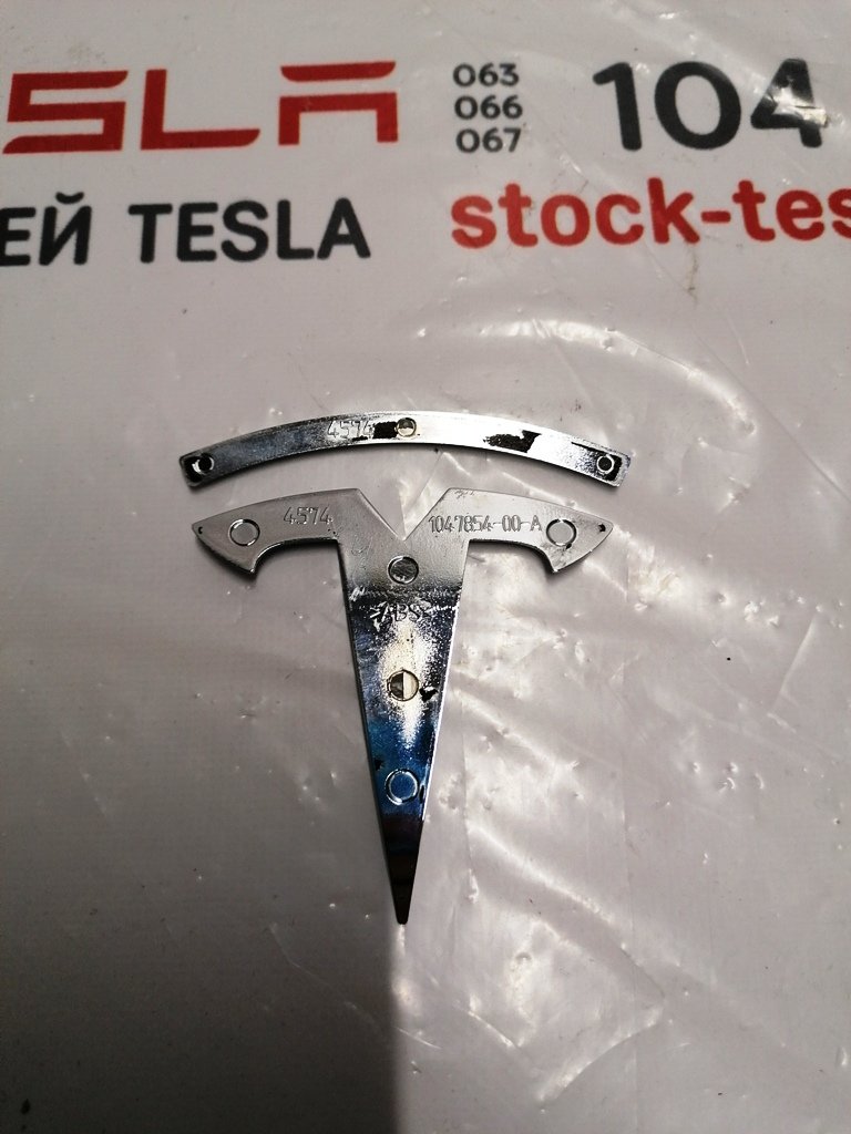 TESLA デキャンタ　新品未開封 1 特斯拉Model X 行李箱盖“T”标志1047854-00-A
